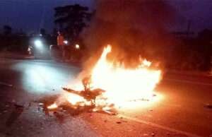 ब्रेकिंगः बंजरिया में ट्रक की ठोकर से मोटरसाइकिल सवार जख्मी, धू-धू कर जली बाइक