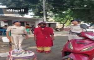 चकिया में स्कूटी सवार महिला शराब तस्कर गिरफ्तार, 60 लीटर देसी शराब बरामद