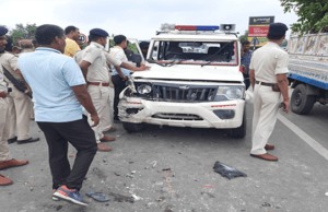 बेतिया सांसद को एस्कॉर्ट करने जा रही पुलिस गाड़ी ने मारी बाइक सवार को ठोकर, चाचा-भतीजा धायल, ग्रामीणों का हमला