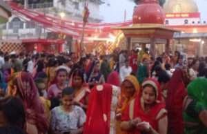 सावन की प्रथम सोमवारी पर अरेराज स्थित बाबा सोमश्वरनाथ महादेव मंदिर में उमड़ी श्रद्धालुओं की भीड़