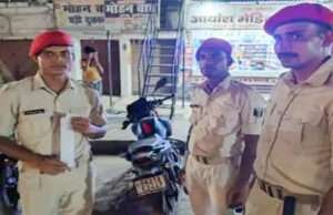 मोतिहारी में कांस्टेबल का कटा 2000 का चालान, बाइक पर बिना हेलमेट सफर कर रहे थे तीन