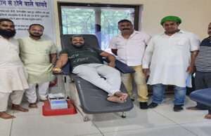 मिलादुन्नबी के अवसर पर रोटी बैंक एवं मौलाना गनी ट्रस्ट ने लगाया रक्तदान शिविर