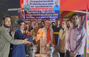 आस्था का पर्व छठ पूजा कर वापस लौट रहे यात्रियों को मोतिहारी स्टेशन पर कराया गया भोजन