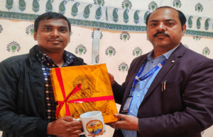 सोनपुर मेला स्मृति चिन्ह से सम्मानित हुए चम्पारण के लाल सैंड आर्टिस्ट मधुरेंद्र