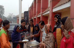 99 वां मुफ्त साप्ताहिक भोजन वितरण के साथ गर्म वस्त्रोे का हुआ वितरण
