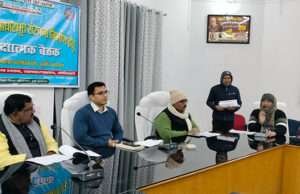 विद्यालयों में आधारभूत संरचना निर्माण की समीक्षा के बाद डीएम ने अधिकारियों को दिये निर्देश