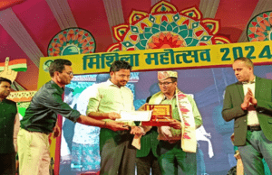 सैंड आर्टिस्ट मधुरेंद्र को मिला मिथिला महोत्सव सम्मान, डीएम एसपी ने दी बधाई