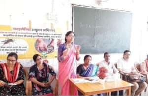 महिला कॉलेज की छात्राओं को जागरूक कर खिलाई गईं फाइलेरिया रोधी दवा
