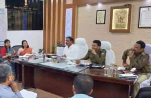 सभी मतदान केन्द्रों पर मूलभूत सुविधाओं की करें व्यवस्था, बैठक में डीएम ने दिये ये निर्देश