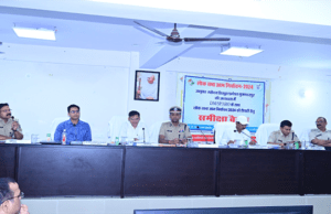 प्रमण्डलीय आयुक्त ने की पूर्वी चम्पारण एवं पश्चिमी चम्पारण में लोकसभा चुनाव की तैयारियों की समीक्षा