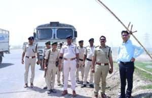 डीएम-एसपी ने डुमरियाघाट पुल के पास बनाए जा रहे स्थार्यी नाका का किया निरीक्षण