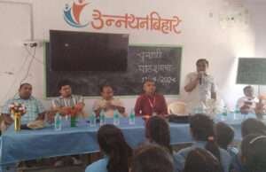 तुलसीपट्टी स्कूल में चुनावी पाठशालाः चुनावी पाठशाला में शिक्षक की भूमिका में दिखे अंचलाधिकारी