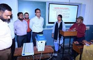 लोक सभा चुनाव को लेकर सीएसडीएवी में मतदान कर्मियों को दिया गया प्रशिक्षण