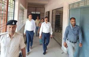 अपर समाहर्त्ता ने किया संवेदनशील मतदान केन्द्रों सहित महादलित टोले का भ्रमण