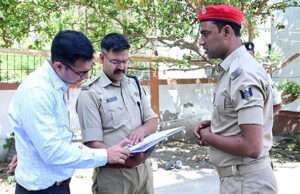 डीएम-एसपी के औचक निरीक्षण में गायब पुलिस कर्मियों का वेतन किया बंद, होगा निलंबन