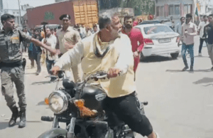 नामांकन के लिए बुलेट से पहुंचे जाप नेता पप्पू यादव, हो गई इनसे इतनी बड़ी गलती