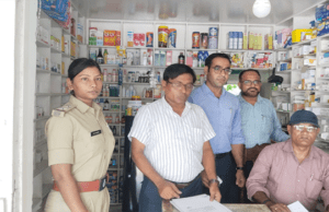 ब्रेकिंगः तुरकौलिया में दवा दुकान में छापेमारी, दुकानदार सह चिकित्सक फरार