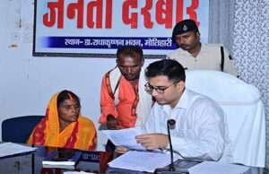 डीएम के जनता दरबार में पहुंचे फरियादी, सुनवाई के बाद अधिकारियों को दिए गए ये निर्देश