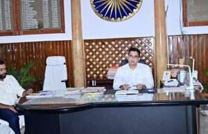 डीएम ने की नगर निकाय के कार्यपालक अधिकारियों के साथ बैठक, नगर क्षेत्र में सरकारी जमीन चिन्हित करने का दिया निर्देश
