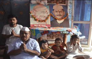 28 वर्षाे से लगातार गाधी जयंती पर दिव्यांग योगेंद्र कनौजिया सपरिवार करते हैं महात्मा गांधी पूजन