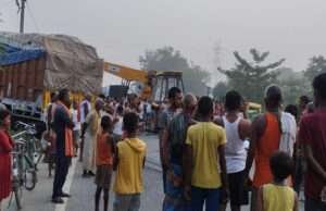 कोटवा में ट्रक की ठोकर से दो की मौत, सड़क किनारे कर रहे थे यह काम तभी आ गई मौत