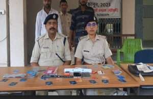 मोतिहारी नगर पुलिस ने एटीएम कार्ड बदलकर फ्रॉड करने वाले गिरोह के दो बदमाशों को दबोचा
