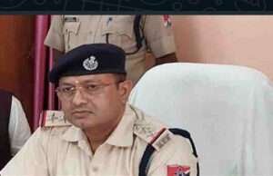मोतिहारीः आरपीएफ इंस्पेक्टर के सरकारी क्वार्टर से भारी मात्रा में अंग्रेजी शराब और कैश बरामद, आरोपी फरार