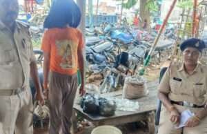 कल्याणपुर व रामगढ़वा में छापेमारी कर पुलिस ने जब्त की भारी मात्रा में शराब, तस्कर धराया