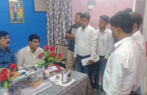 एडीएम ने किया ढाका अंचल कार्यालय का निरीक्षण, दाखिल-खारिज के मामले पर दिये ये निर्देश
