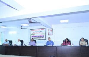 डीएम ने की राजस्व से संबंधित मामलों की समीक्षा, अधिकारियों को दिए ये निर्देश