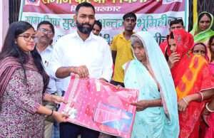सामाजिक सुरक्षा के तहत जिला प्रशासन ने छठ के अवसर पर किया वस्त्र का वितरण किया