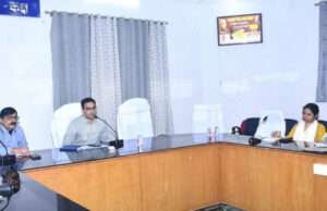 अंचल कर्मचारियों के प्रतिदिन के कार्यों की समीक्षा करें अंचलाधिकारी, डीएम ने दिए निर्देश