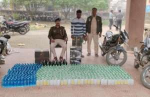 विदेशी व देसी शराब के साथ तस्कर गिरफ्तार, मोटरसाइकिल बरामद
