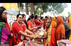 इनर व्हील क्लब ऑफ मोतिहारी लेक टाउन ने बैरिया देवी मंदिर के पास किया छठ पूजन सामग्री का वितरण