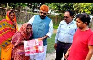 नवगठित राजनीतिक दल आशा ने सुगौली में छठ व्रतियों के बीच बंटी साड़ी