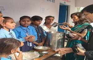 उत्क्रमित मध्य विद्यालय राजेपुर में बच्चों ने लगाया फ़ूड फेस्ट मेला, किया पाक कला का मुजायरा