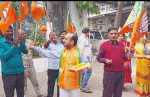 चुनाव में एनडीए की जीत पर उद्योगपति व भाजपा नेता यमुना सिकारिया ने पटाखे फोड़े, बांटी मिठाई