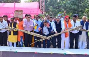 सुगौली चीनी मिल में डोंगा पूजा के साथ ही गन्ना पेराई सत्र का शुभारंभ, इतने लाख टन का लक्ष्य