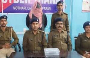 मोतिहारीः साइबर क्राईम गिरोह का मास्टर माईंड नेसार गिरफ्तार, 8 मोबाइल व 18 सिमकार्ड बरामद