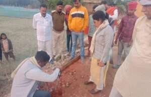 चकिया एसडीओ ने किया चाप चौक से सीता कुंड धाम तक निर्माणाधीन पथ का निरीक्षण