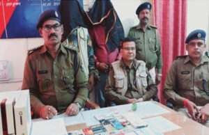 पुलिस ने दो साइबर फ्रॉडों को दबोचा, स्मार्ट कार्ड, एटीएम व अन्य कागजात बरामद