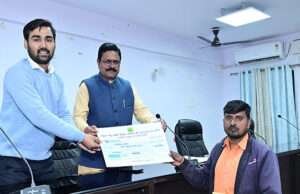 मुख्यमंत्री उद्यमी योजना व बिहार लघु उद्यमी योजना के तहत लाभुकांे को मिली राशि की चेक