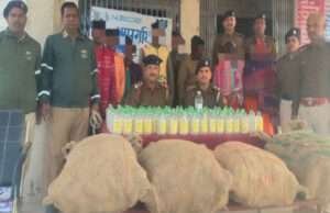 शराब तस्करों के खिलाफ पुलिस का सख्त एक्शन, रक्सौल व आदापुर में भारी मात्रा में शराब बरामद, दर्जन भर गिरफ्तार