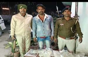 चोरी की बाइक से शराब की तस्करी करते एक धराया, भंूजा दुकान से विदेशी शराब जब्त