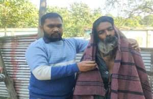 कड़ाके की ठंड से बचाने के लिए स्वरांजलि सेवा संस्थान ने लावारिस व दिव्यांगजनों के बीच कंबल का वितरण