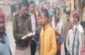 मोतिहारी में जेसीबी से टकराए बाइक सवार, चार युवक घायल