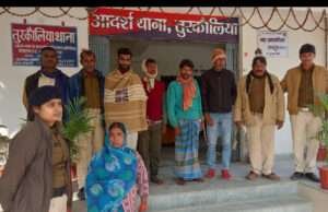 तुरकौलिया में पुलिस लगातार कर रही छापेमारी, दो पियक्कड़ व एक चोर सहित 5 आरोपियों को पकड़ा