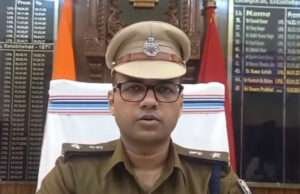 जाली नोट गिरोह का पर्दाफाशः पूर्वी चंपारण के पतौरा में छापेमारी, प्रिंटिंग मशीनों के साथ भारी मात्रा में नेपाली जाली करेंसी बरामद