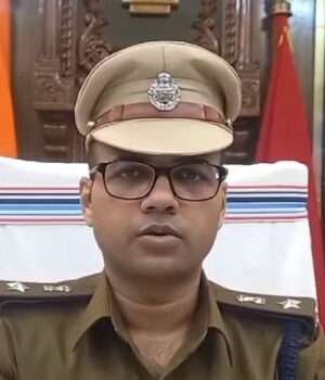 जाली नोट गिरोह का पर्दाफाशः पूर्वी चंपारण के पतौरा में छापेमारी, प्रिंटिंग मशीनों के साथ भारी मात्रा में नेपाली जाली करेंसी बरामद