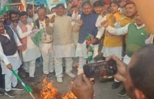 एनडीए सरकार की छात्र व युवा विरोधी नीतियों के खिलाफ महागठबंधन का पैदल मार्च, फूंका नीतीश का पुतला